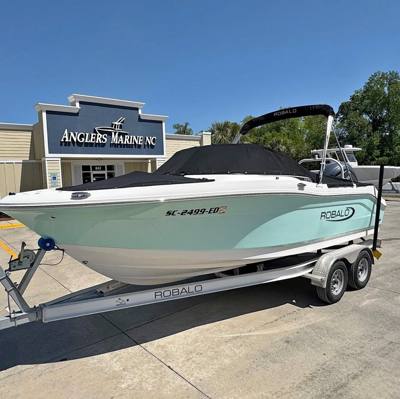 2023 Robalo R207 dual console (36 HOURS!)