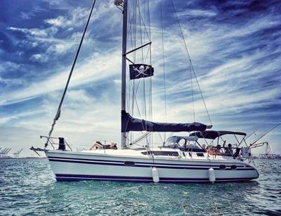 1998 Hunter 376 Sailboat. (clean & well maintained.)