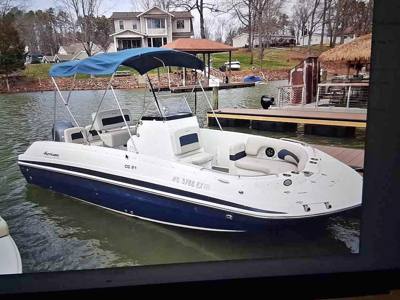 Hurricane motorboat C-21 yr 2019 new fishing motor used once kept at water side marina no trailer